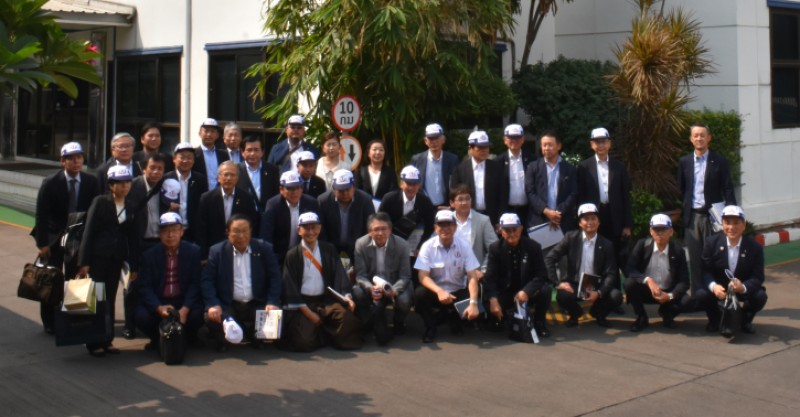 วันที่ 13 มกราคม 2563 คุณพัฒนศักดิ์ แสนสมรส กรรมการผู้จัดการ บริษัทพี ควอลิตี้ แมชชีน พาร์ท จำกัด ได้ให้การต้อนรับคณะผู้เข้าร่วมเยี่ยมชมจาก หอการค้าเมืองมัตสึยามะ จ.เอะฮิเมะ ประเทศญี่ปุ่น ด้วยความเป็นกันเองทั้งในด้านการสนทนาเพื่อแลกเปลี่ยนความคิดเห็น และรวมทั้งการเยี่ยมชมกระบวนการผลิต, กระบวนการควบคุมคุณภาพ และกระบวนการส่งออกเป็นต้น เพื่อสร้างสัมพันธไมตรีที่ดีต่อกัน